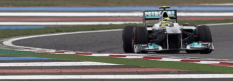 Nico Rosberg s mercedesem v korejské kvalifikaci voz formule 1.