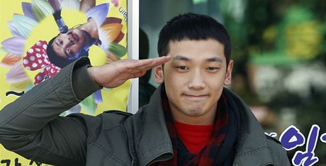 Jihokorejská popová ikona Rain se louí s fanouky po vojensku.