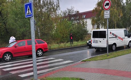 Na pechodu v ulici Poíí v Blansku nedaleko koupalit srazil neznámý idi patnáctiletého hocha. Ilustraní snímek.