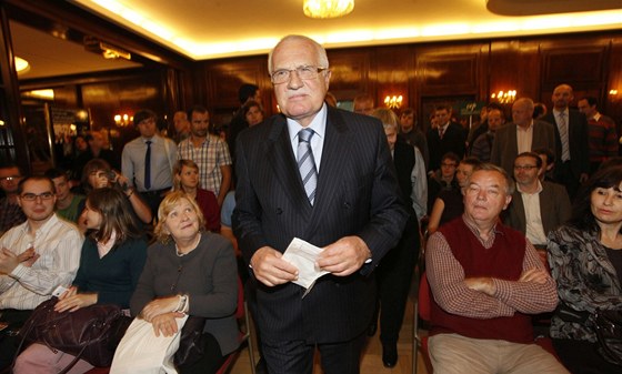 Václav Klaus pichází na diskusi zastánc boje proti krovci, kterou moderuje.