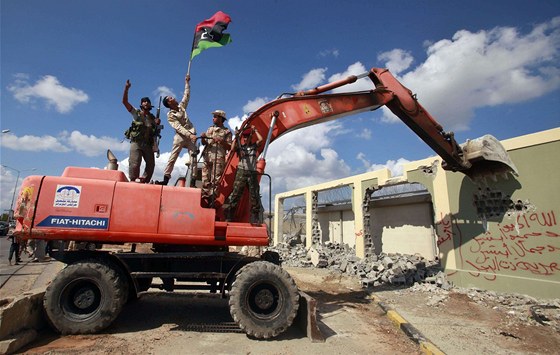 Libyjtí povstalci demolují zdi bývalé rezidence Muammara Kaddáfího Báb