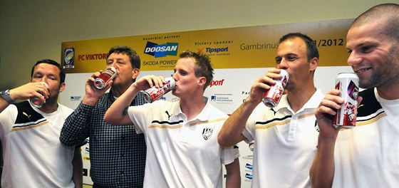 Plzetí fotbalisté ochutnávají pivo Gambrinus ze speciální edice pipravené u