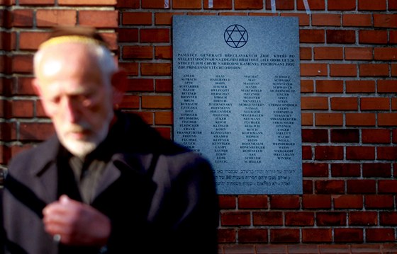 Tryzna za obti holocaustu na idovském hbitov v Beclavi (na snímku Juraj...