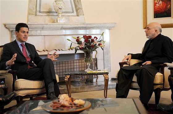 Britský éf diplomacie David Miliband s afghánským prezidentem Hamídem Karzáím
