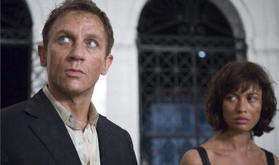 Daniel Craig má sice smlouvu na agenta 007 v kapse, dokud však kamery budou stát, je mu k ničemu