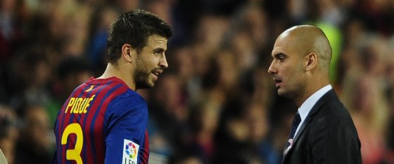 Pep Guardiola a Gerard Piqué (vlevo). Práv barcelonský stoper byl jedním z fotbalist, kterým prý detektivové vnovali mimoádnou péi.