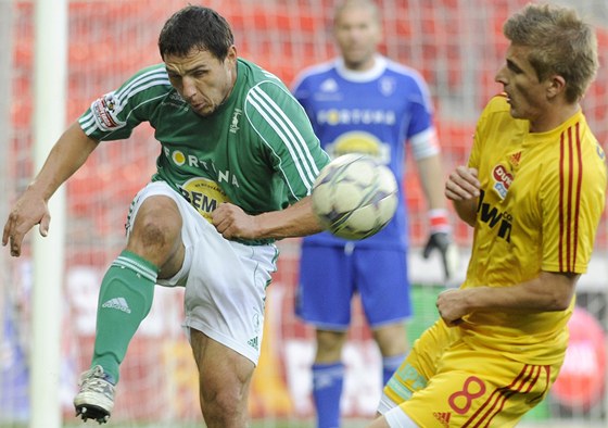 Loni v íjnu fotbalisté Bohemians doma s Duklou remizovali 0:0; na snímku z tohoto utkání bojuje domácí Jindiek (vlevo) s Pázlerem.