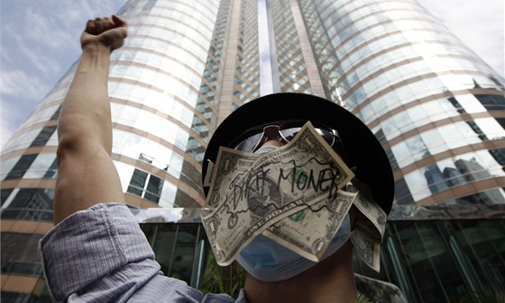 Protestující se bouí proti finanníkm, bankém a politikm, vyítají jim