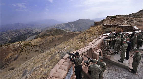 Turecký prezident Abdullah Gul si povídá s vojáky bhem jeho návtvy