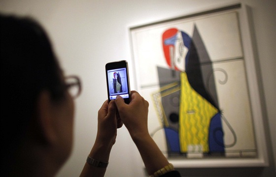 První návtvníci obdivují díla Pabla Picassa (anghaj, 17. íjna 2011).