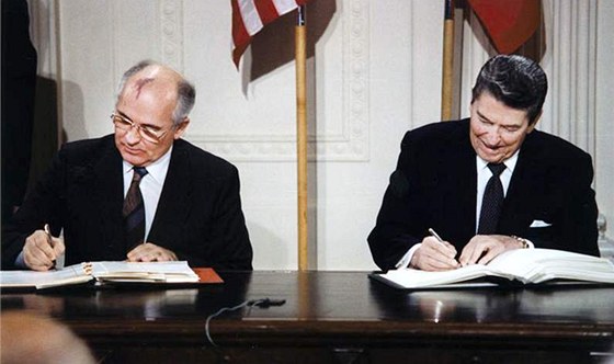 Michail Gorbaov a Ronald Reagan podepisují smlouvu INF v roce 1987 v Bílém...