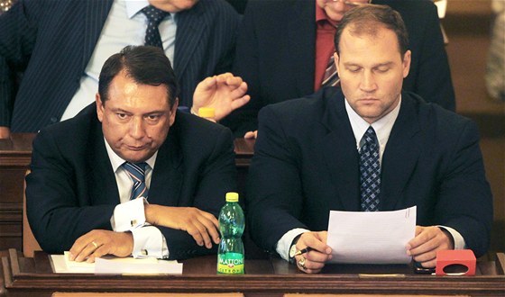 Jiího Paroubka a Jiího légra nechali sociální demokraté ve Snmovn pesadit.