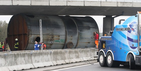 Válec kotle zablokovaný pod mostem v Ostrav. (12. íjna 2011)