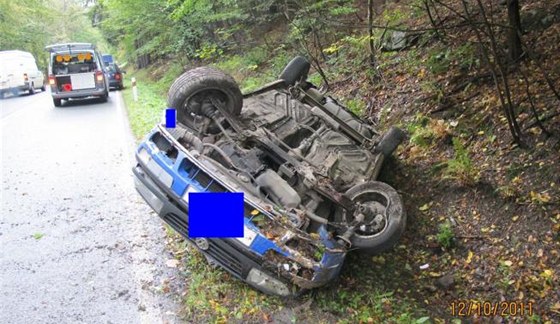 Nehoda u Vamberku, pi které skonil na stee idi s Volkswagenem Vento. 