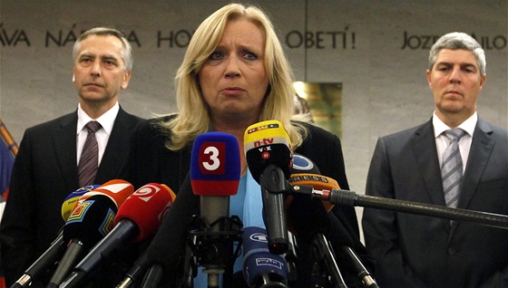 Slovenská premiérka Iveta Radiová hovoí s novinái poté, co padla její vláda....