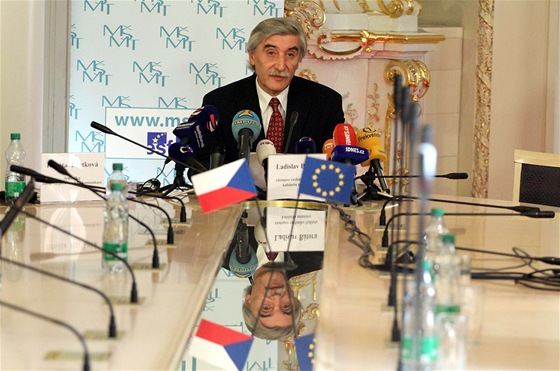 Ladislav Bátora oznamuje svj odchod z ministerstva kolství (14. íjna 2011)