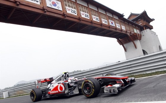 Jenson Button s vozem McLaren na trati tetího tréninku Grand prix Koreje.