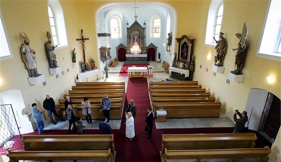 Kostel ve Třech Sekerách opravili za miliony. Lesknou se i sochy světců -  iDNES.cz