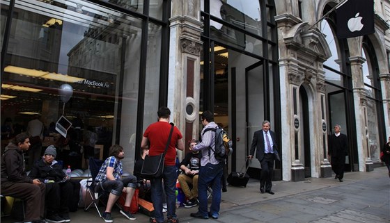 Fronta ped Apple Storem v Londýn 