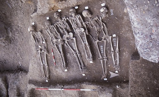 Kostry z londýnského hbitova v East Smithfield, kde archeologické práce