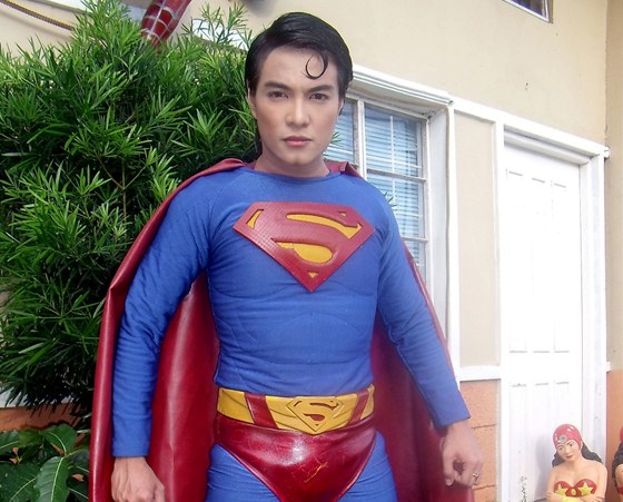 Herbert Chavez je pesvden, e po ad plastik je z nj Superman