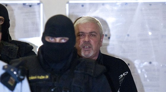 Obžalovaného Valerije Prytoku vedou k ústeckému soudu policejní zakuklenci.
