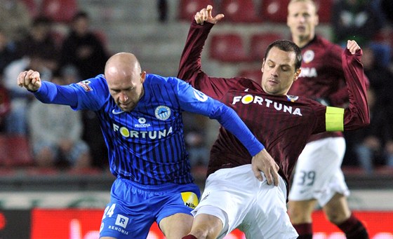 Loni 15. íjna Liberec na Spart vyhrál 3:0; na snímku z tohoto zápasu bojuje hostující tajner s domácím kapitánem Matjovským.