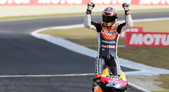 Australský motocyklový závodník Casey Stoner slaví titul mistra svta v