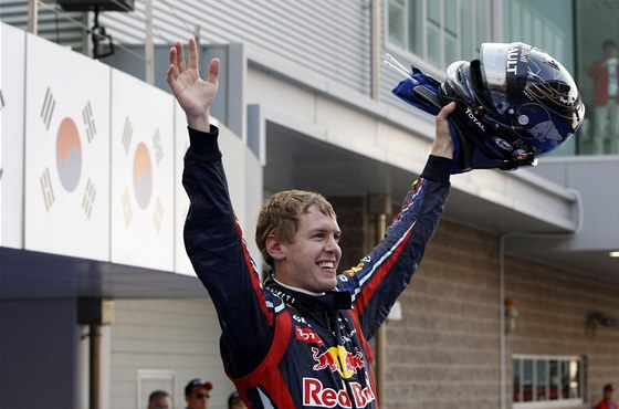 OSLAVY. Sebastian Vettel jásá po vítzství ve Velké cen Koreje. 