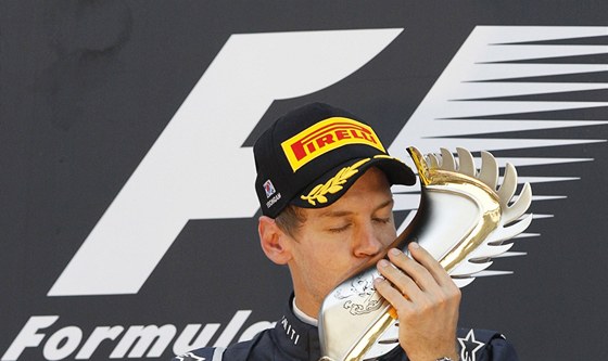 POLIBEK. Sebastian Vettel procítn celuje trofej urenou vítzi Velké ceny