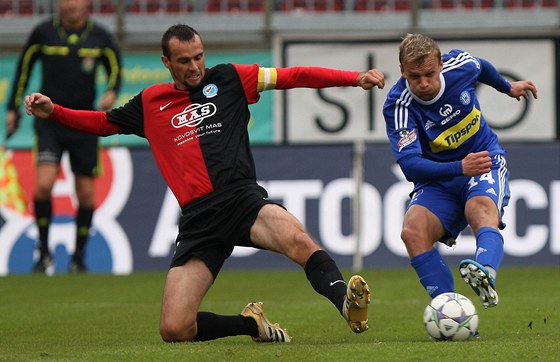 Olomoucký Adam Varadi (vpravo) u míče, zastavit se ho snaží Jaroslav Nesvatba
