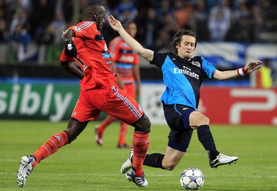 DOSÁHNU NA TO. Tomá Rosický z Arsenalu se snaí zachytit mí, který vede Souleymane Diawara z Olympique Marseille. Odveta se hraje v úterý.