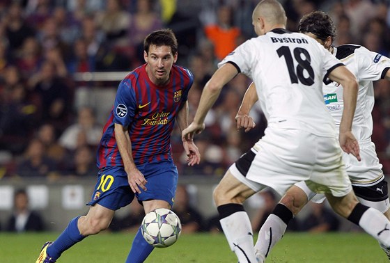 JAK NA N. Lionel Messi z Barcelony se snaí pelstít plzeskou obranu. 