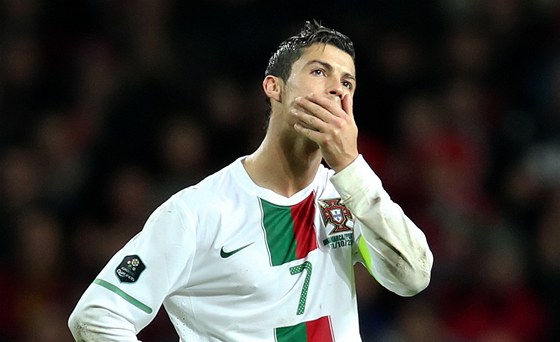 ZKLAMÁNÍ. Portugalci jsou natvaní, e o Euro musí bojovat v barái. O úast na ampionátu bude bojovat i Cristiano Ronaldo.