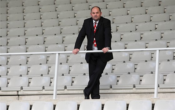 Miroslav Pelta na fotografii z roku 2011 pózuje na jabloneckém stadionu pro iDNES.cz.