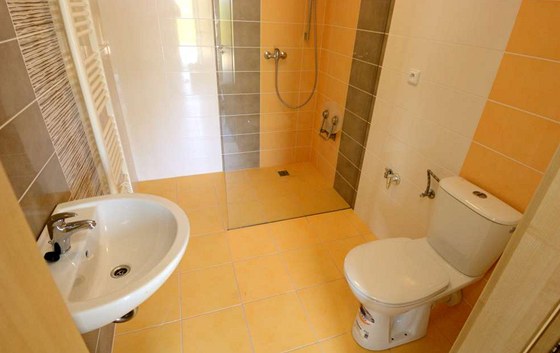 Bezbariérová koupelna nabízí napíklad i vyí klozetovou mísu.