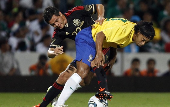 Brazilec Ronaldinho (vpravo) se snaí obejít mexického fotbalistu Sergia Pereze.