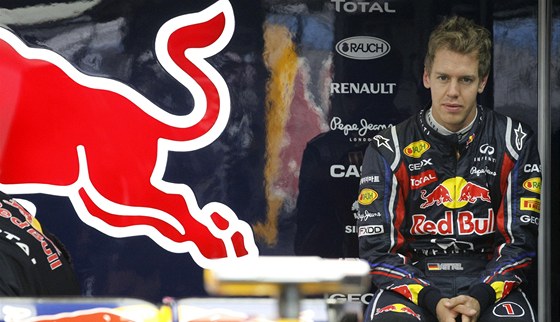 Sebastian Vettel  ze stáje Red Bull sleduje prbh tréninku na Velkou cenu