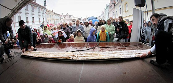 Rekordn dlouhý (10,47m) jablkový trúdl upekla Kamila Batýová z Lomnice nad