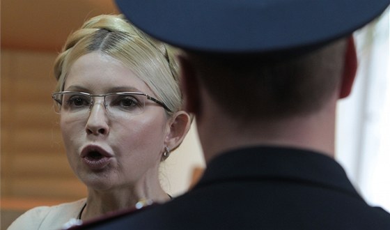Ukrajinská expremiérka Julija Tymoenková v soudní místnosti (11. íjna 2011)