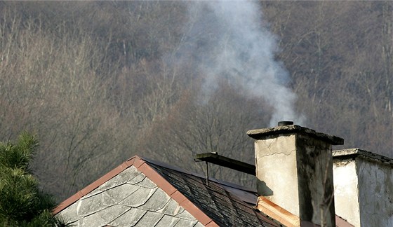 Před policií utekl odsouzený muž na střechu a schoval se za komín (ilustrační foto).
