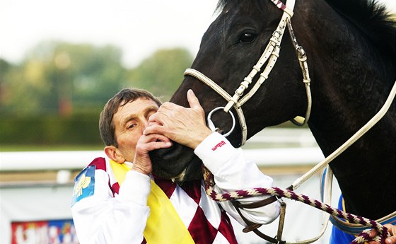 ZVÍTZÍ ZASE? Legendární okej Josef Váa líbá svého kon Tiumena, jedním ze sportovních témat roku 2012 v Pardubickém kraji bude, zda vyhrají Velkou i letos.