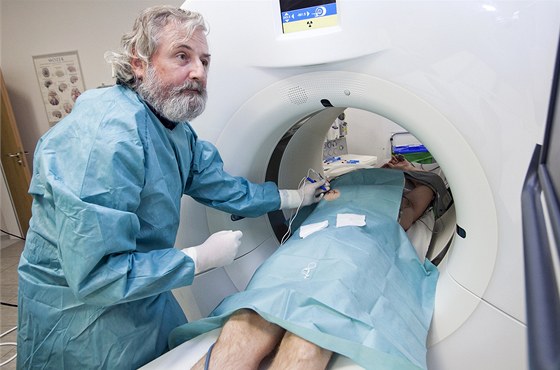 V pražském IKEM lékaři použili k operaci nádoru ojedinělý přístroj - nano nůž.