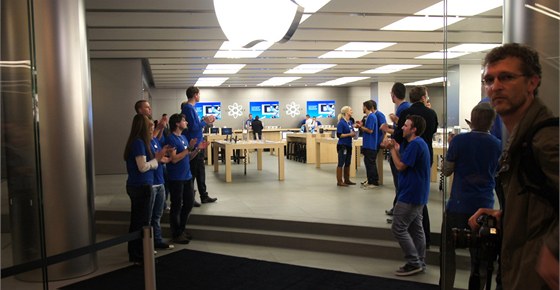 Zahjen prodeje Apple iPhone 4S v Apple Store v Dranech