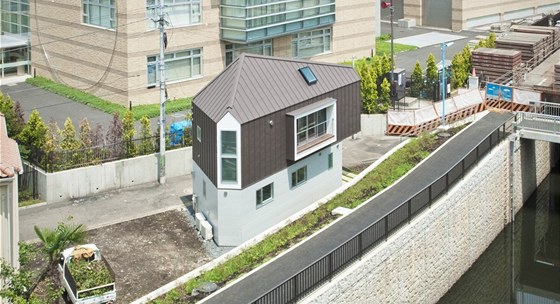 Dům stojí na nábřeží desetitisícového městečka Horinouchi v prefektuře Niigata