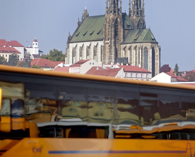 Pohled na brnnskou katedrálu na Petrov od autobusového nádraí Zvonaka 