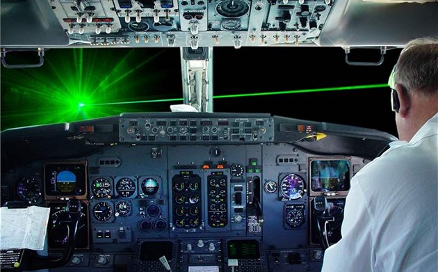 Útoků lasery na letadla přibývá. Pilot může dočasně ztratit zrak, říká kapitán