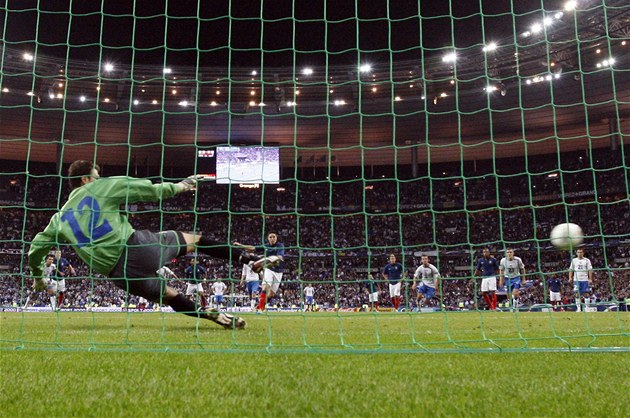 ROZHODUJÍCÍ PENALTA. Samir Nasri prom��uje pokutový kop, který posunul Francii