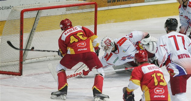 Ji�í Kadlec st�ílí gól hradeckých hokejist� do olomoucké branky.