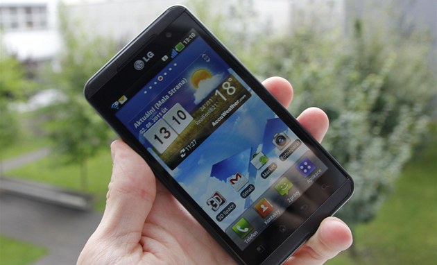 První 3D mobil je jen pozlátko. Recenze LG Optimus 3D - iDNES.cz